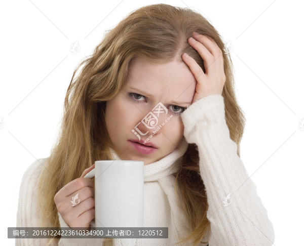 患有流感和頭痛的年輕女子用一杯白茶