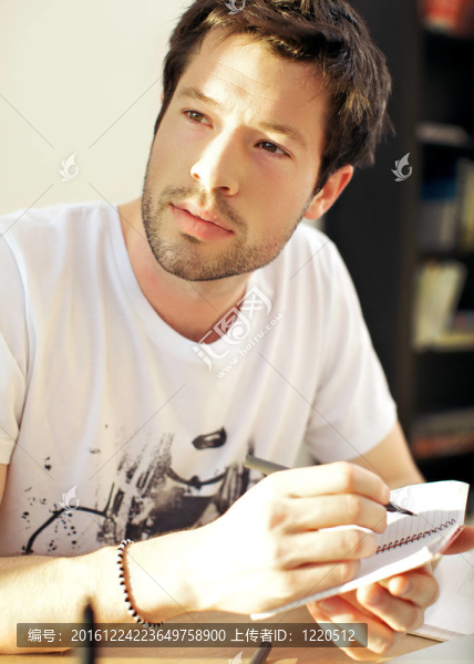 體貼的Young,Man,Studying