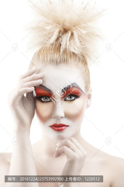 作為洋娃娃的顏色化妝；她看著鏡頭