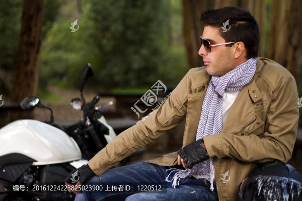 騎摩托車的男人