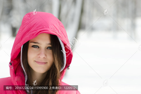 快樂冬日女孩肖像