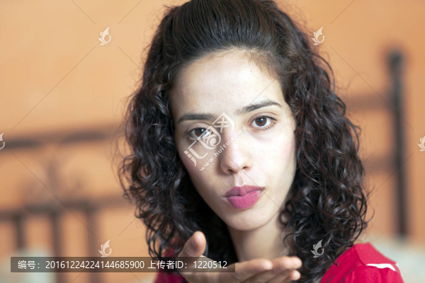 阿拉伯女孩送個吻