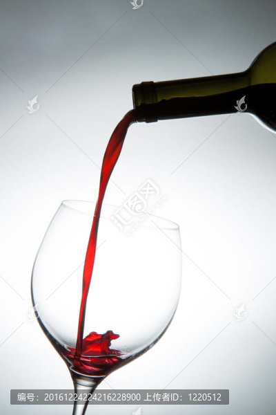 將紅酒倒入玻璃杯