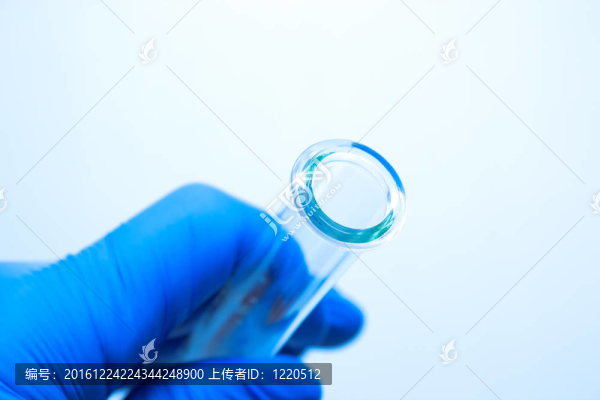 在研究實(shí)驗(yàn)室里拿著玻璃試管的科學(xué)家手指