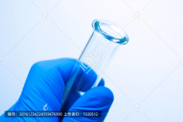 在研究實(shí)驗(yàn)室里拿著玻璃試管的科學(xué)家手指