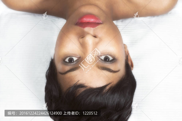 體貼的女孩在床上