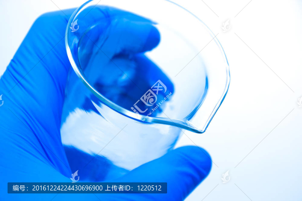 在研究實(shí)驗(yàn)室里拿著玻璃試管的科學(xué)家手指