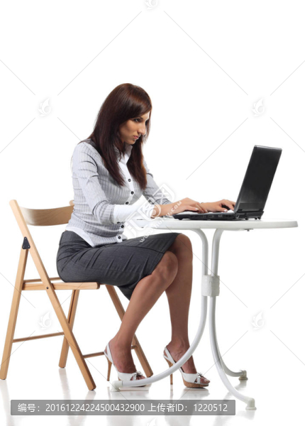 疲憊的女人坐在電腦前