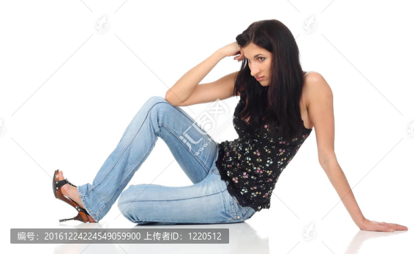 坐在地板上的女孩