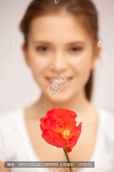 美麗的女人與紅花