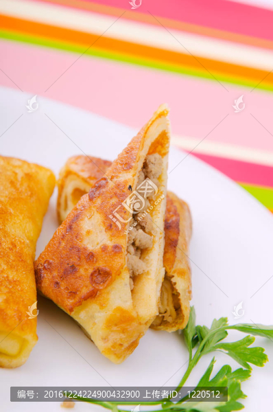 肉煎餅在盤子里