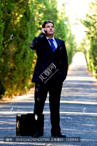 路上帶著手提箱的商人