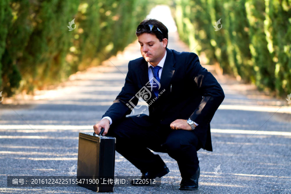 路上帶著手提箱的商人