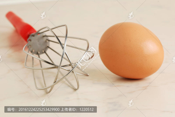 攪拌器和棕色的蛋