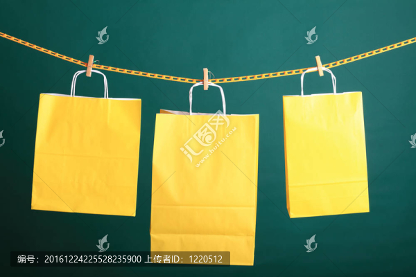 綠色背景購物黃色禮品袋