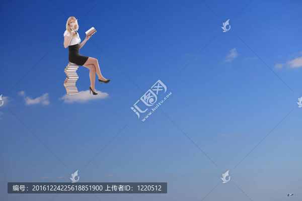 女人在云端放松讀書