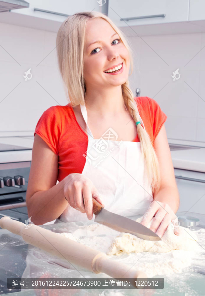 女人烘烤