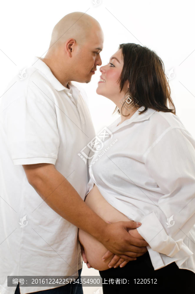 可愛的拉丁美洲懷孕夫婦