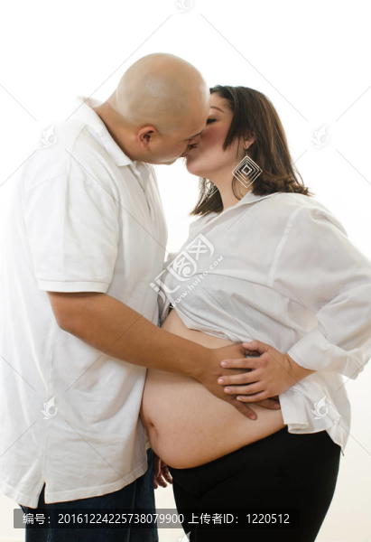 可愛的拉丁美洲懷孕夫婦