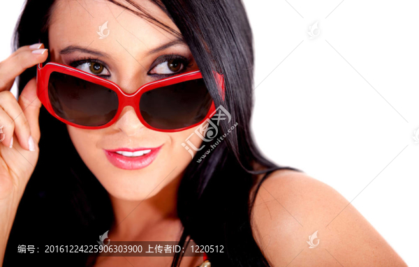 女人帶著墨鏡