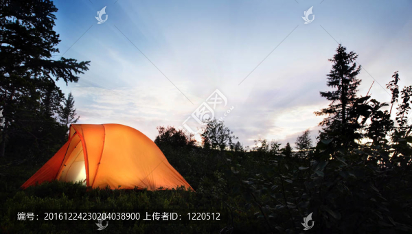 黃昏時(shí)點(diǎn)燃的帳篷