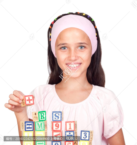 小女孩用木塊疊