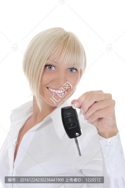 年輕女子握著車鑰匙