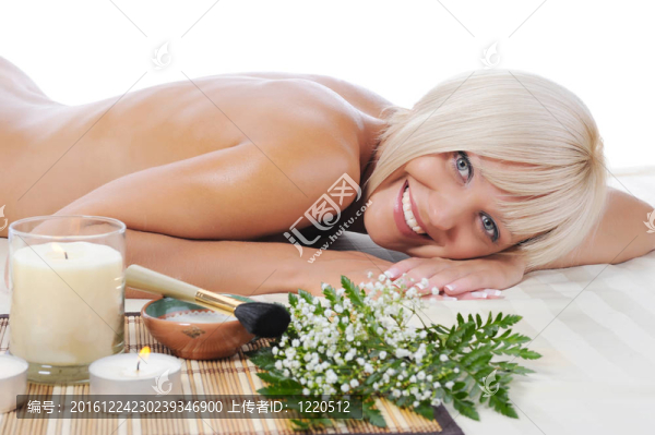 水療中心的年輕女子
