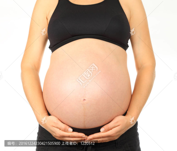 年輕的孕婦抱著她的肚子