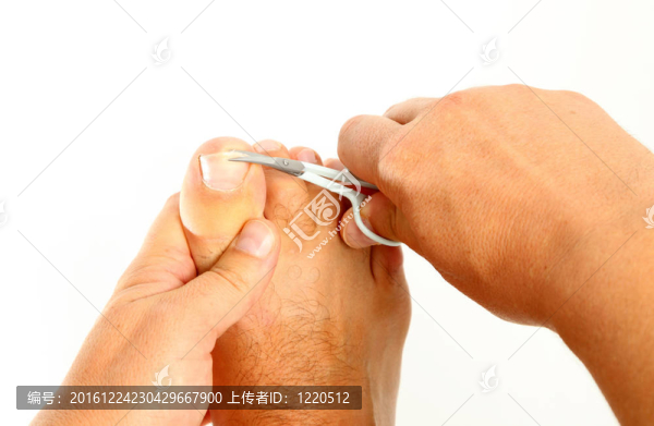 男子切割腳趾甲在白色背景