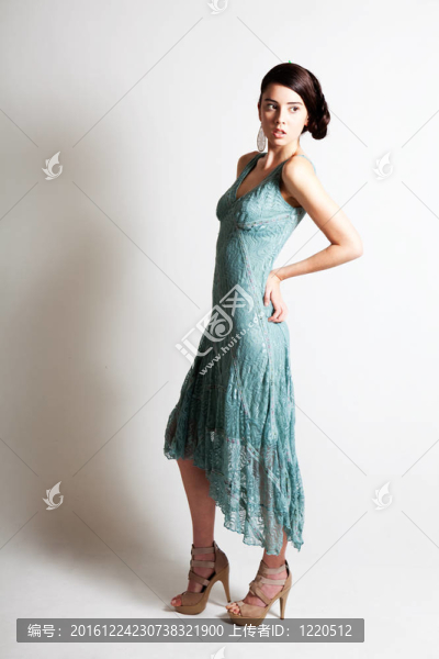 美麗的年輕女人穿著優(yōu)雅的晚禮服