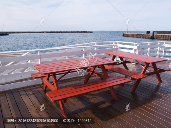 海邊的野餐桌