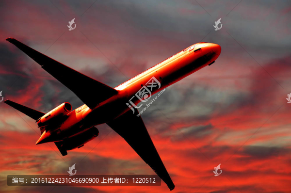 空中旅行-飛機和日落