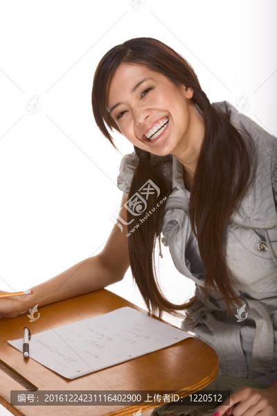 友好興奮亞洲大學生課桌