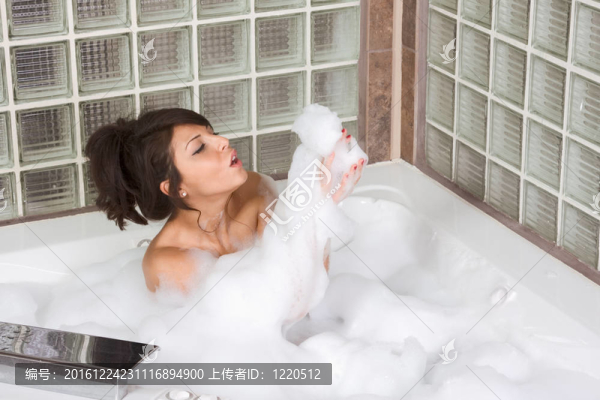 迷人的年輕女子帶泡泡浴