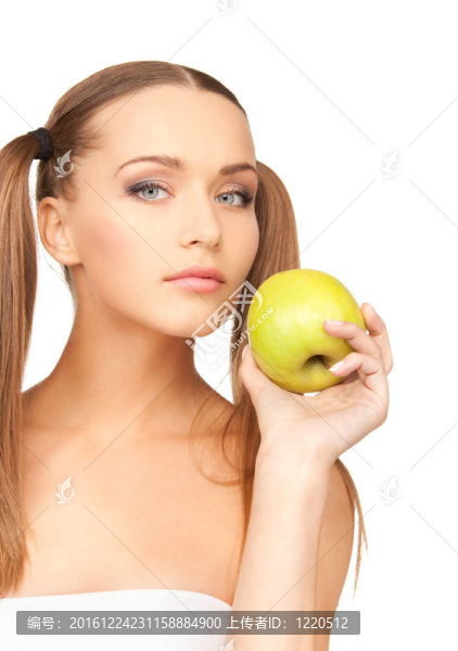 年輕漂亮的女人和綠色的蘋(píng)果