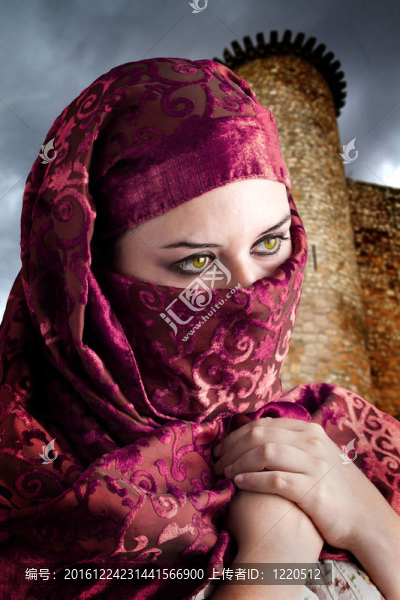 身著阿拉伯服裝的女子；背景城堡