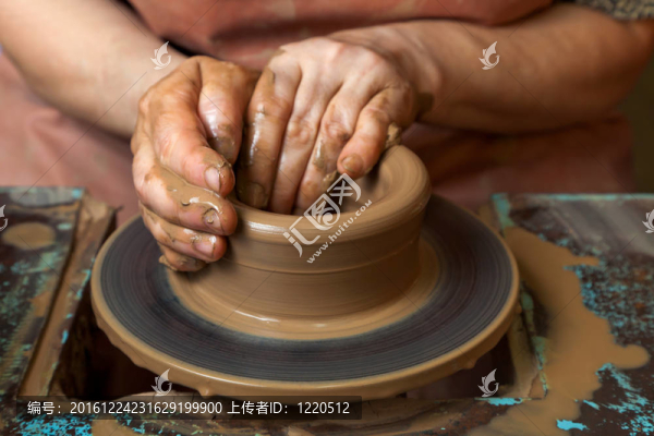 Potter在陶器上創(chuàng)造了一個投手
