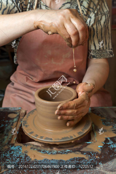 Potter在陶器上創(chuàng)造了一個(gè)投手