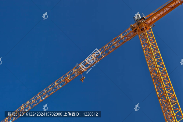晴天的藍(lán)天上的黃色建筑起重機(jī)。