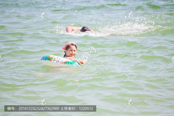 小女孩游泳