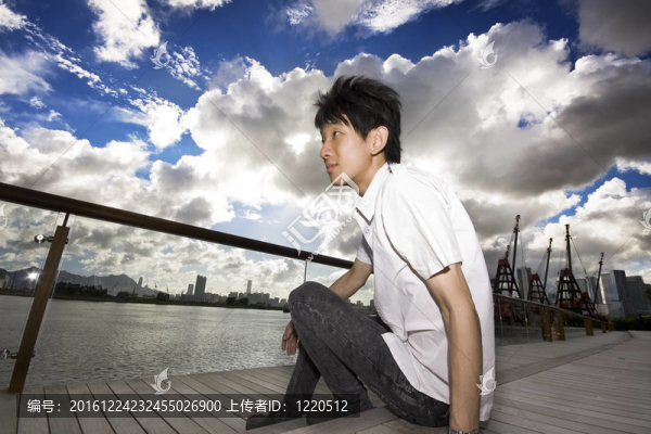 亞洲男子在公園放松