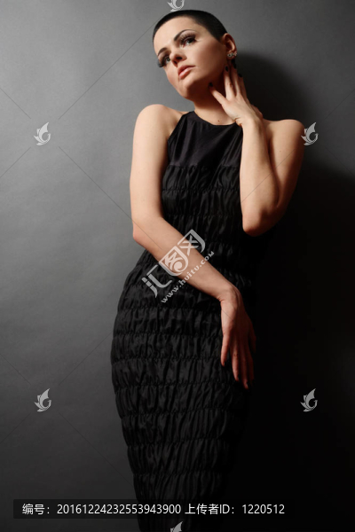 穿黑衣服的女人