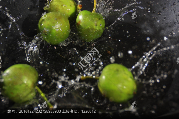 濺在水里的蘋果