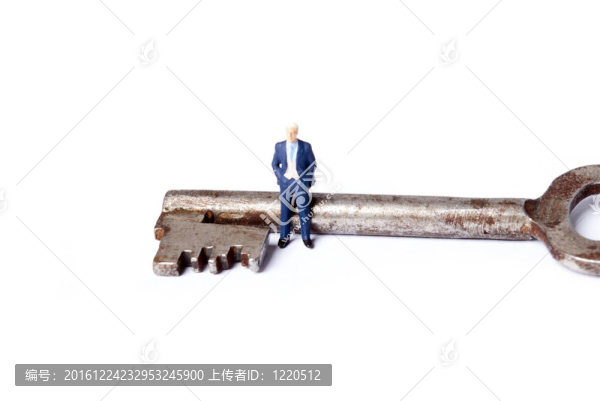 帶鑰匙的微型男人