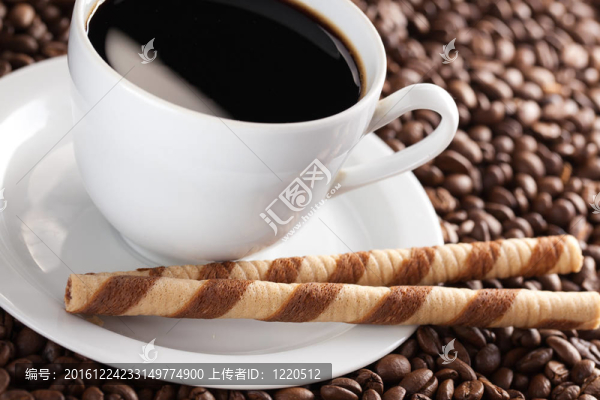 咖啡卷和杯子