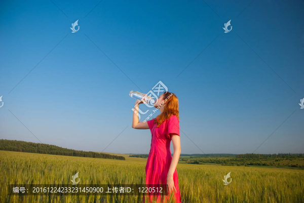 女子的飲用水