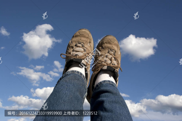 天空中的腿。