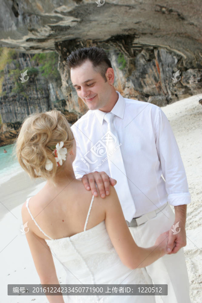 婚禮上的新娘和新郎。