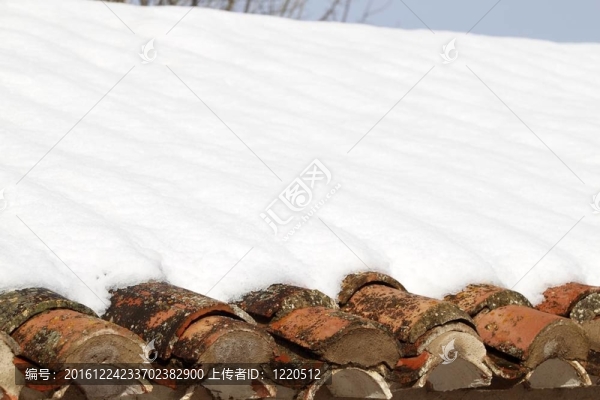 老粘土屋面瓦雪在冬天的雪